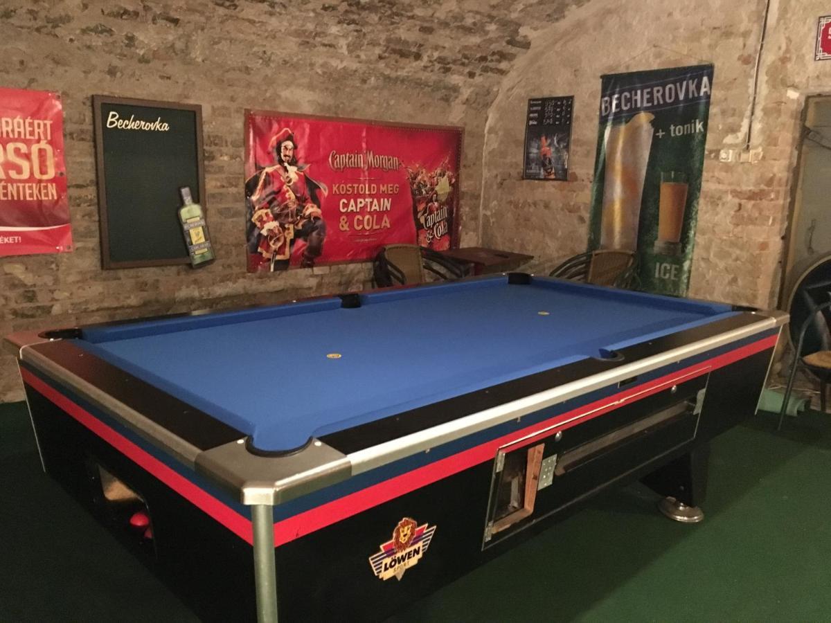 Whole Basement Former Pub2 For Stag Do, Men'S Cave Budapest Luaran gambar
