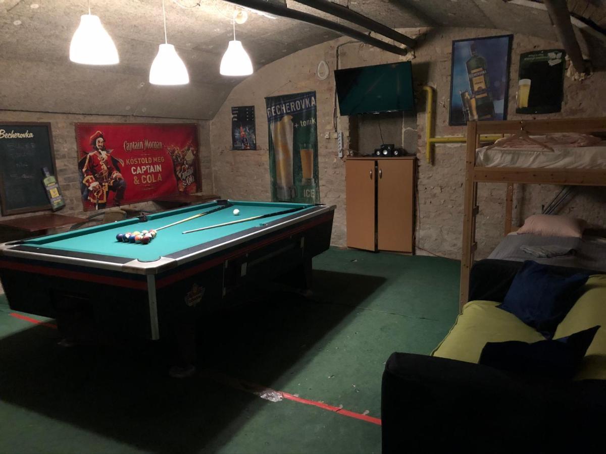 Whole Basement Former Pub2 For Stag Do, Men'S Cave Budapest Luaran gambar